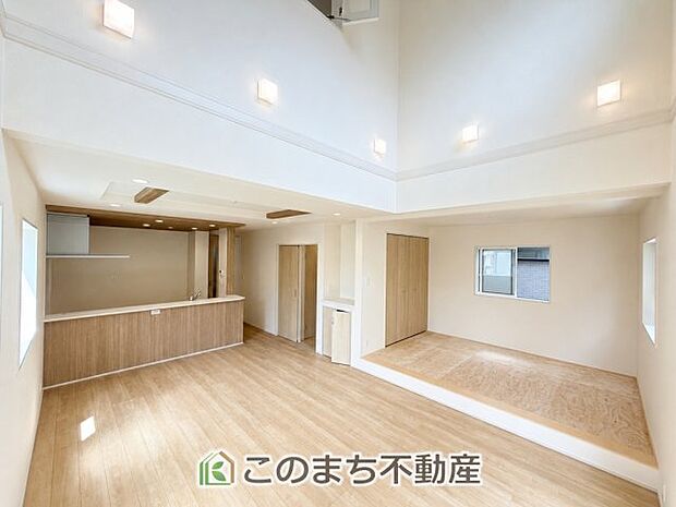 開放感のある広々としたリビング☆家族みんなでゆったりくつろげます♪ 南側から暖かな日差しが差し込みます♪キッチンからリビングの様子がよく見渡せます☆