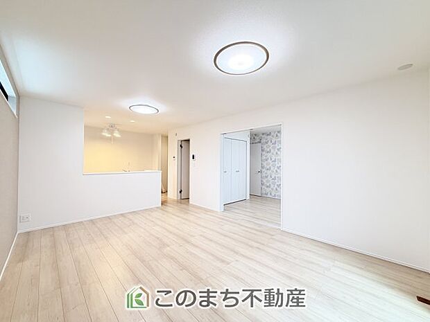 開放感のある広々としたリビング☆家族みんなでゆったりくつろげます♪ 南側から暖かな日差しが差し込みます♪キッチンからリビングの様子がよく見渡せます☆