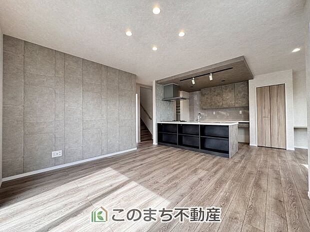 開放感のある広々としたリビング☆家族みんなでゆったりくつろげます♪ 南側から暖かな日差しが差し込みます♪キッチンからリビングの様子がよく見渡せます☆