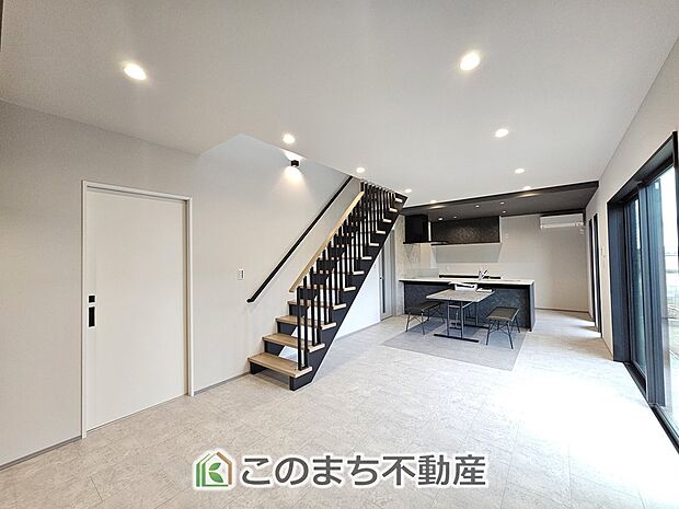 開放感のある広々としたリビング☆家族みんなでゆったりくつろげます♪ 南側から暖かな日差しが差し込みます♪キッチンからリビングの様子がよく見渡せます☆
