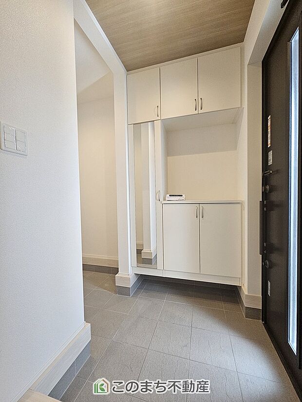 【玄関】広々とした玄関スペース♪たくさんの靴を収納できる下駄箱もございます。