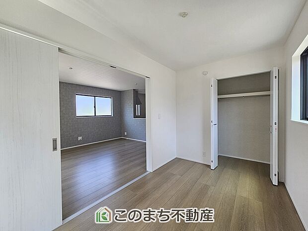 【洋室】洋室はお手入れのしやすいフローリング仕様です。普段はフロアモップなどを使って、簡単にお掃除していただけます◎