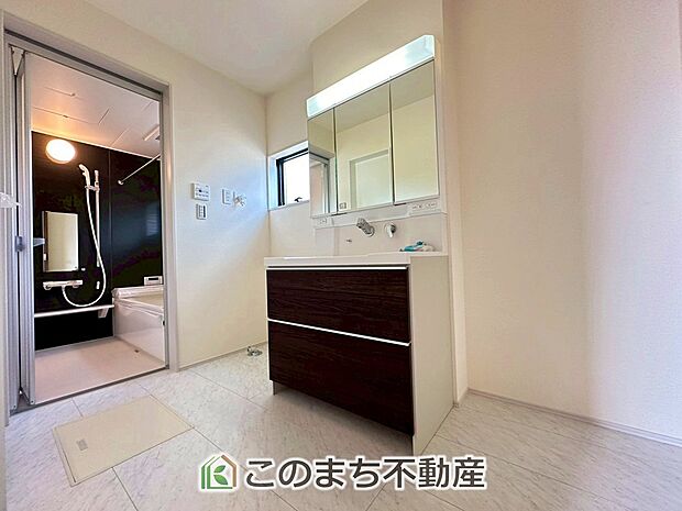 【独立洗面台】十分な大きさの洗面台は、身だしなみチェックや歯磨きなど、朝の慌ただしい時間でもホテルライクなスペースで余裕とゆとりを感じて頂けます。 