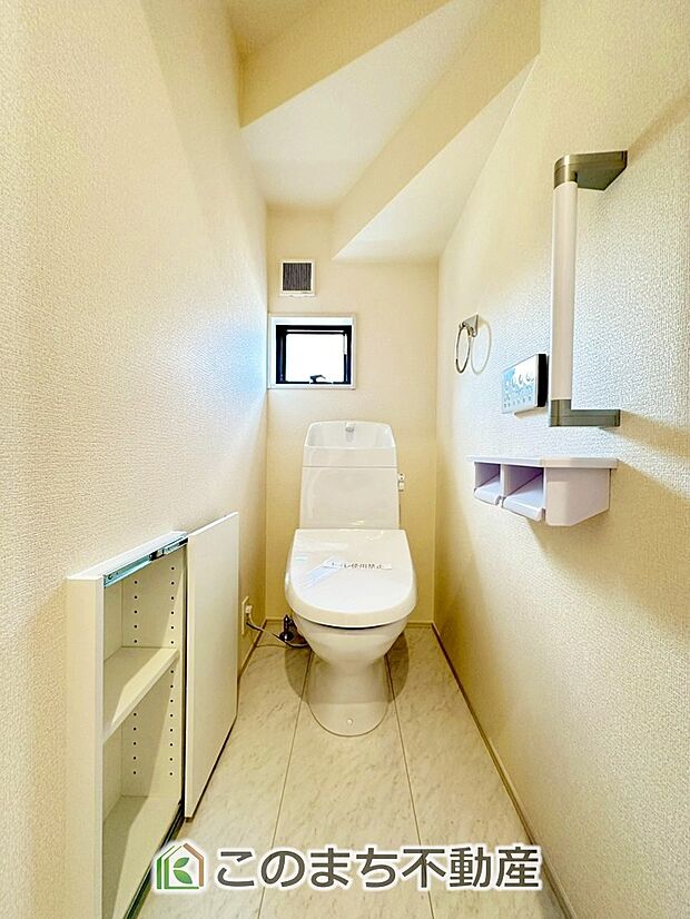 【トイレ】小窓から換気ができて清潔なトイレスペース☆温水洗浄便座搭載です！ 