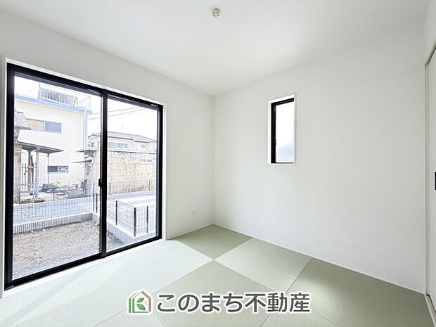 【和室】南側から暖かな日差しが差し込みます♪キッチンからリビングの様子がよく見渡せます☆ 