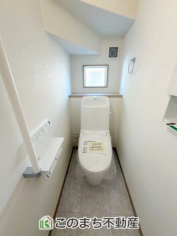 【トイレ】小窓から換気ができて清潔なトイレスペース☆