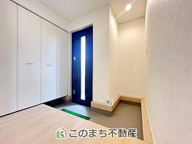 【玄関】広々とした玄関スペース♪たくさんの靴を収納できる下駄箱もございます。
