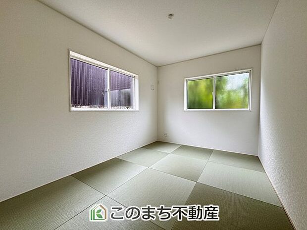 【和室】お子様のお昼寝にも便利な和室です。大きな窓から暖かな日差しが差し込みます♪