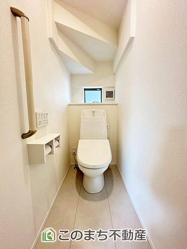 【トイレ】小窓から換気ができて清潔なトイレスペース☆
