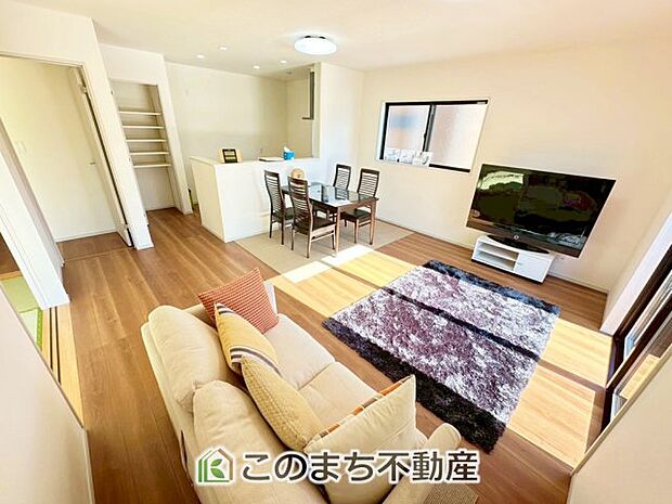 【居間・リビング】オープンでのびやかな空間を生み出す、こだわりの広がりとゆとり。家族と過ごす時間を大切にしたい方にぴったりの明るくゆとりある住空間です。 