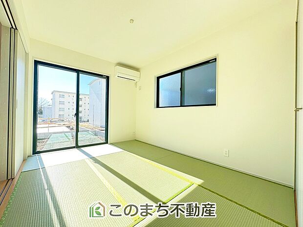 【和室】LDKに隣接しており、シーンに合わせて一体利用も可能です♪お子様のお昼寝スペースやプレイルーム・家事室・客間など、多目的にお使いいただけます。 