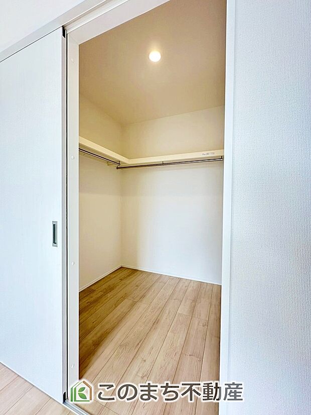 【収納】ウォークインクローゼットで収納もたっぷり確保しています。大型荷物も収納できて便利ですね！ 