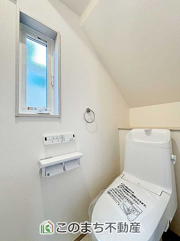 【トイレ】小窓から換気ができて清潔なトイレスペース☆