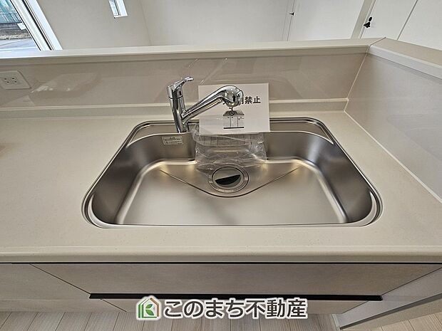 【内装】キッチンには浄水器を標準装備。最近は水を飲むという場面以外にも料理で使用したり、野菜を洗う場合もキレイな水で洗いたいという人が増えてきています！赤ちゃんのミルク用としても重宝いただけます。