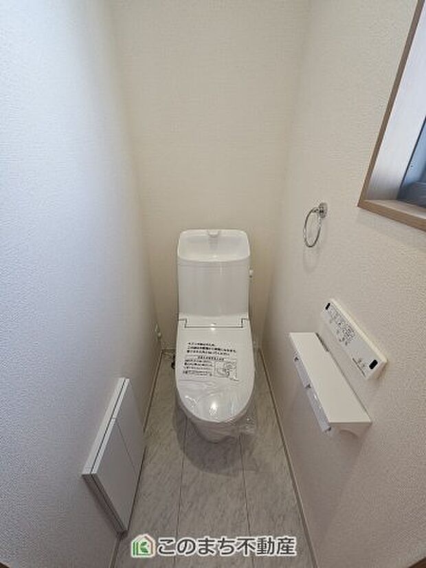【トイレ】小窓から換気ができて清潔なトイレスペース☆