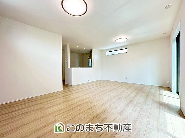 【居間・リビング】オープンでのびやかな空間を生み出す、こだわりの広がりとゆとり。家族と過ごす時間を大切にしたい方にぴったりの明るくゆとりある住空間です。窓からの日差しがリビングの隅々までしっかりと届きます。 