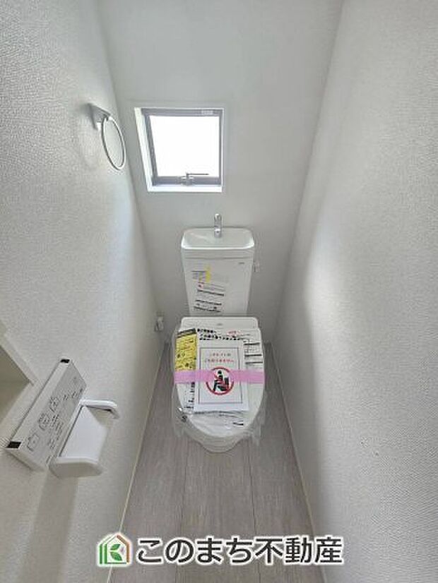 【トイレ】小窓から換気ができて清潔なトイレスペース☆