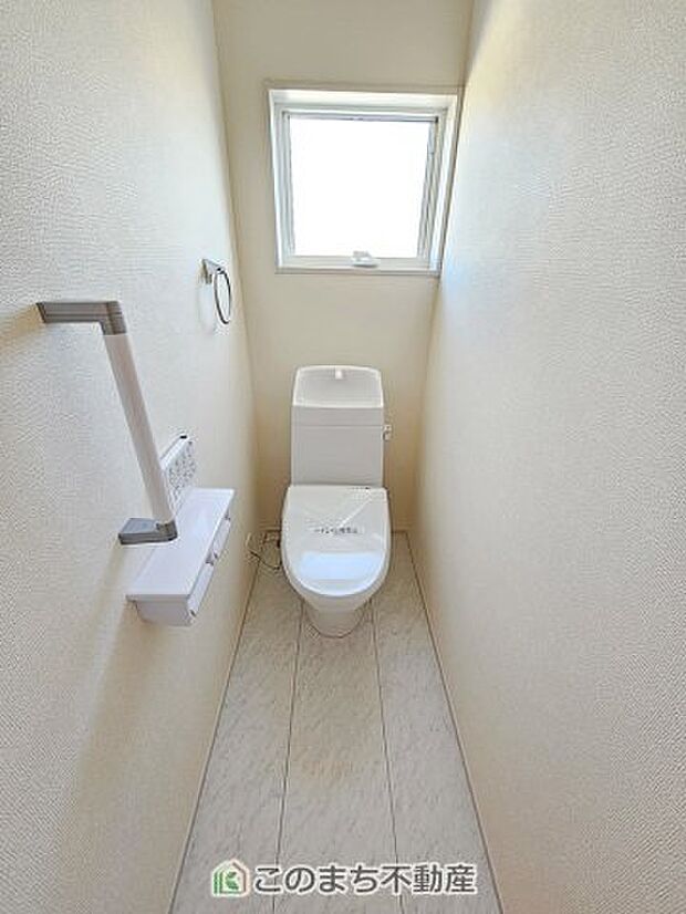 【トイレ】小窓から換気ができて清潔なトイレスペース