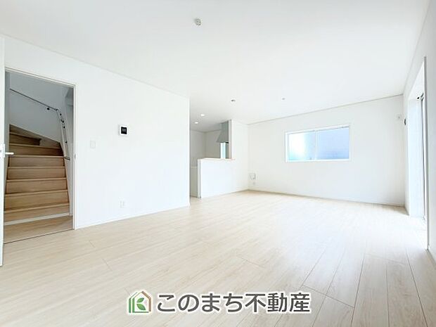 【居間・リビング】南向きで陽当たりの良い洋室♪風通しもよく快適です☆