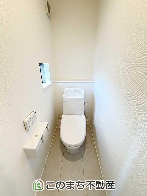 【トイレ】小窓から換気ができて清潔なトイレスペース☆