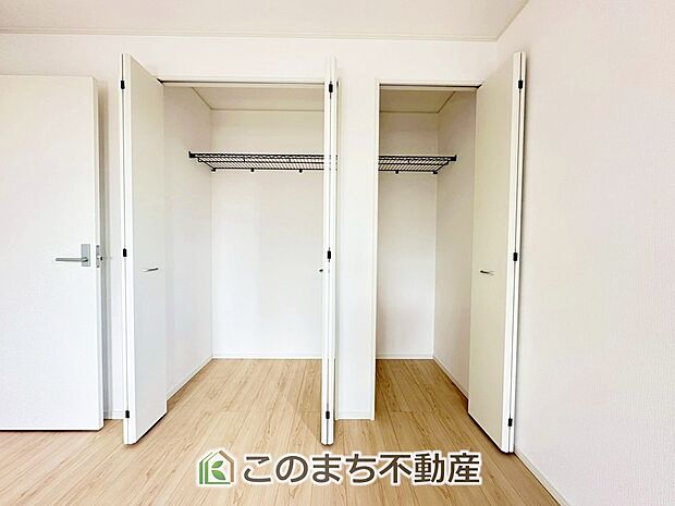 【収納】主寝室には収納を多めに設置しております。 私服からスーツまでご夫婦お二人分の収納も可能ですね！ 