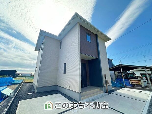 【外観】建物完成につきご内覧可能です! 飽きのこないシンプルな外観と 閑静な住宅街は永住の地にピッタリです♪