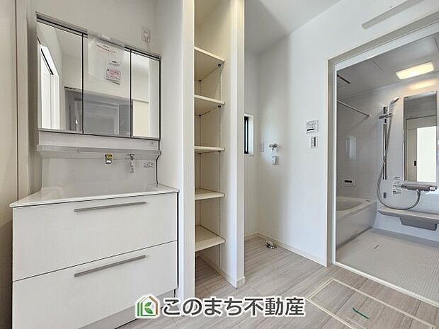 【洗面】同社施工物件の写真です。※建具やフローリング、その他仕様が違う場合がございます。シャンプードレッサーで朝の身支度♪伸びるホースでお掃除も簡単清潔です！