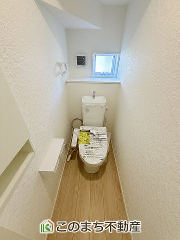 【トイレ】小窓から換気ができて清潔なトイレスペース☆