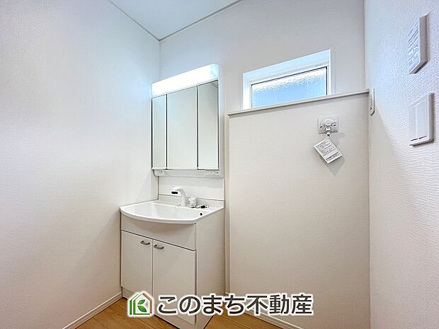 【独立洗面台】収納豊富な3面鏡の洗面台にはハンドシャワー完備です 