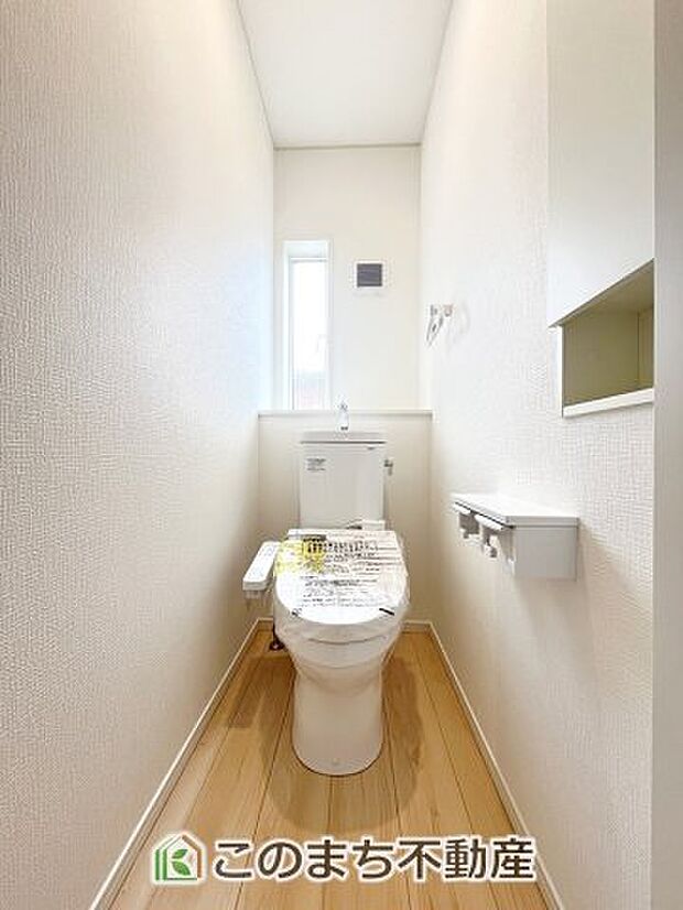 【トイレ】小窓から換気ができて清潔なトイレスペース☆温水洗浄便座搭載です！ 