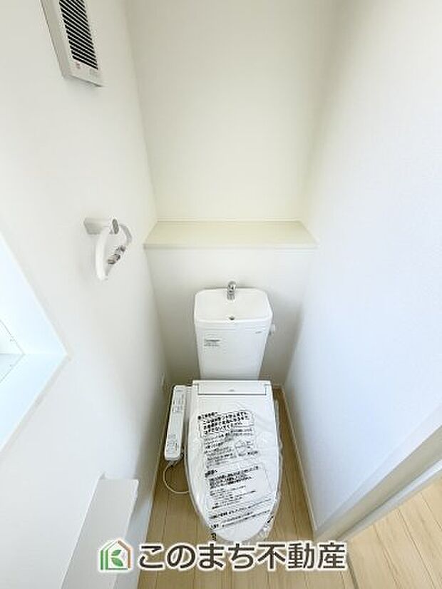 【トイレ】小窓から換気ができて清潔なトイレスペース☆