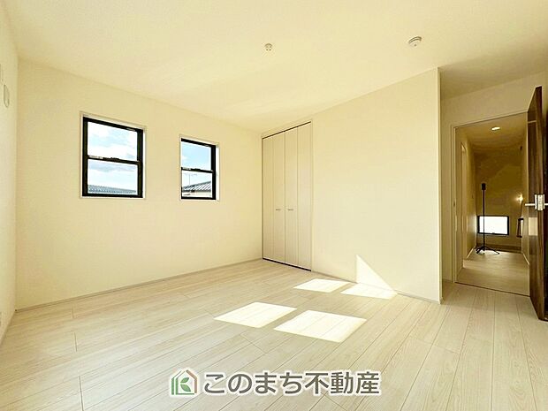 【洋室】南向きで陽当たりの良い洋室♪風通しもよく快適です☆