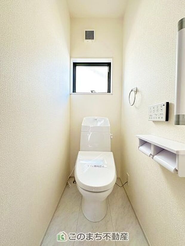 【トイレ】小窓から換気ができて清潔なトイレスペース☆