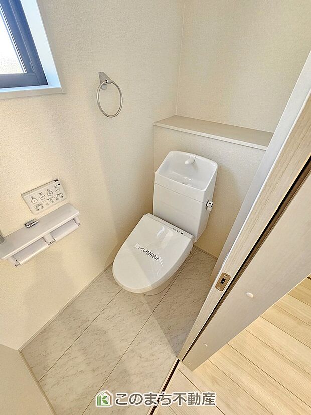 【トイレ】小窓から換気ができて清潔なトイレスペース☆