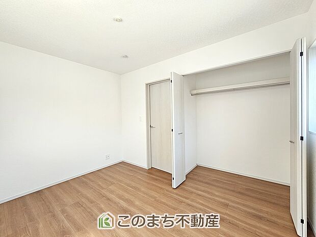 【洋室】南向きで陽当たりの良い洋室♪風通しもよく快適です☆