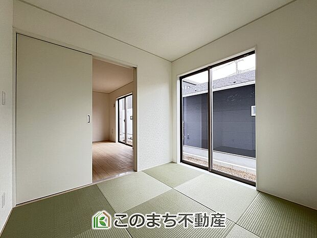 【和室】お子様のお昼寝にも便利な和室です。大きな窓から暖かな日差しが差し込みます♪
