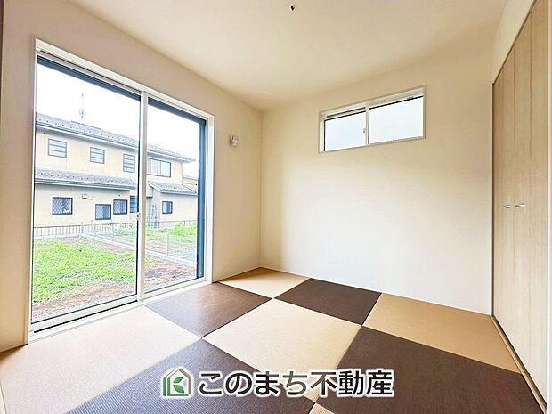 【和室】お子様のお昼寝にも便利な和室です。大きな窓から暖かな日差しが差し込みます♪ 