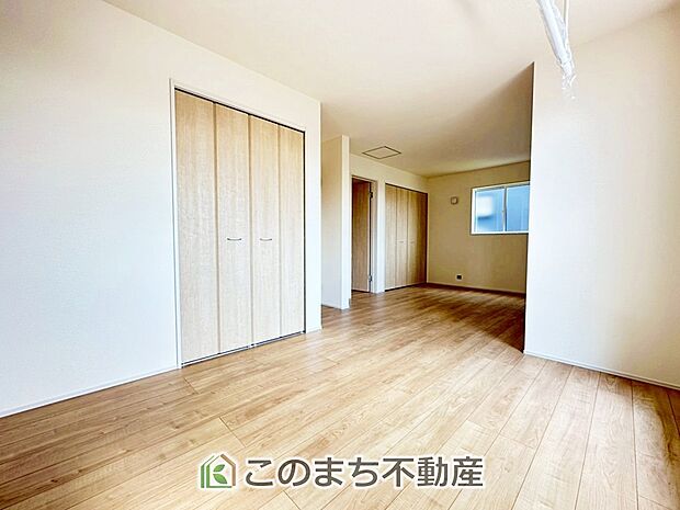 【洋室】採光も確保されたお部屋です。大きいベッドを置いても余裕のあるゆとり空間。 