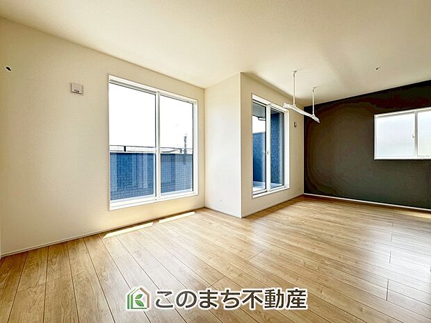 【洋室】採光も確保されたお部屋です。大きいベッドを置いても余裕のあるゆとり空間。 
