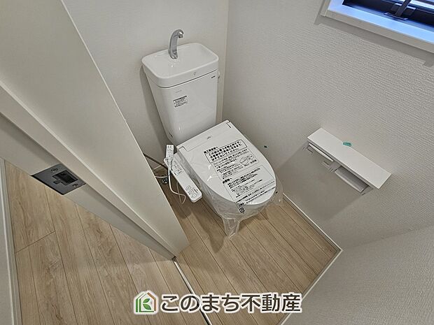 【トイレ】小窓から換気ができて清潔なトイレスペース☆
