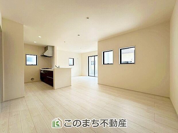 【居間・リビング】時間のゆとりと空間、暖かな陽光がもたらす光と風を独占してください。新しい暮らしが始まります。 