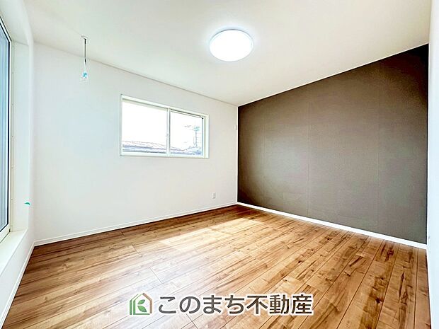 【洋室】陽光がふんだんに降り注ぐお部屋です。陽だまりの空間で、プライベートなお家時間も快適にお過ごしいただけます♪ 