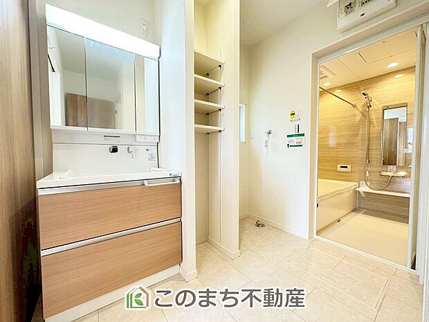 【洗面】脱衣所は広々としておりますので、お子様のお着替えもストレスなくできます！ 