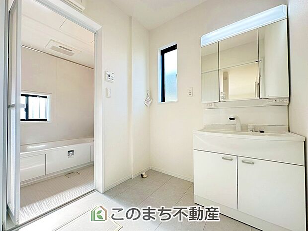 【独立洗面台】収納豊富な3面鏡の洗面台にはハンドシャワー完備です 