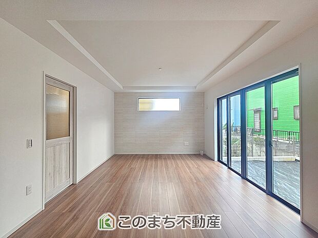 【居間・リビング】ナチュラルな色調で、窓を多く配置し光を取り込む明るいリビングは家族だんらんの空間です♪ お休みの日は一日中家でリラックス出来る安らぎの空間になります♪
