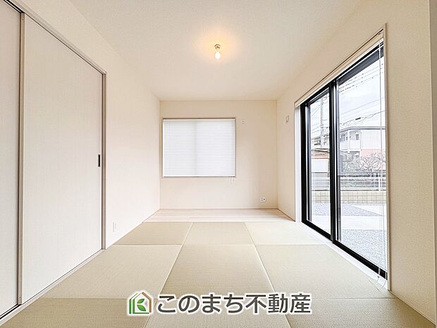 【和室】お子様のお昼寝にも便利な和室です。大きな窓から暖かな日差しが差し込みます♪