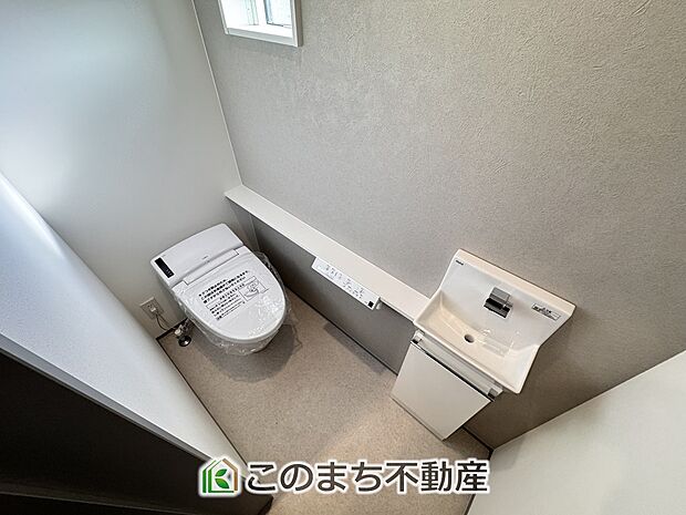 【トイレ】小窓から換気ができて清潔なトイレスペース☆