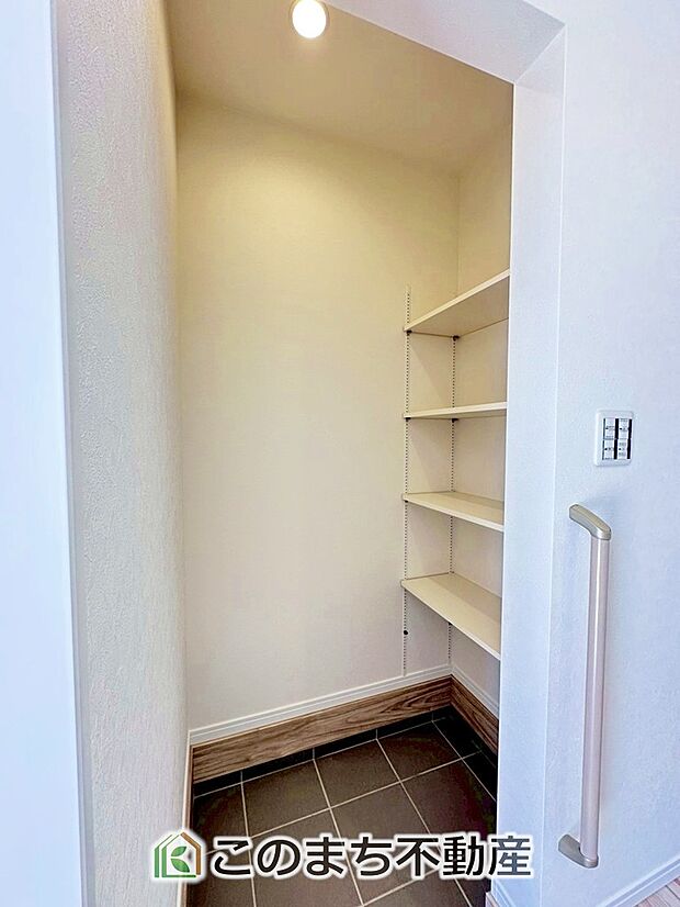 【収納】玄関にはシューズボックスはもちろん、大きな荷物も収納出来るシューズクロークもございます♪ 