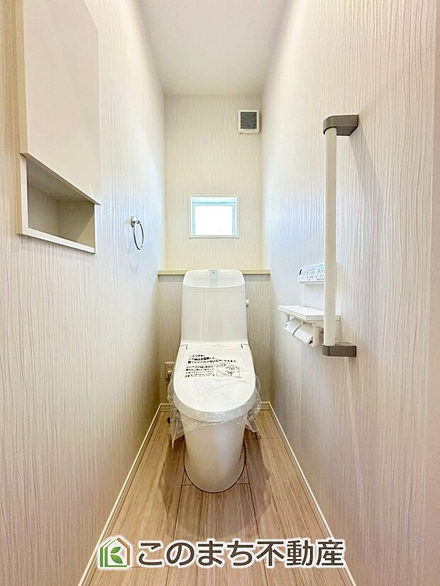 【トイレ】小窓から換気ができて清潔なトイレスペース☆温水洗浄便座搭載です！ 
