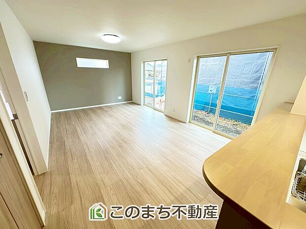 【居間・リビング】時間のゆとりと空間、暖かな陽光がもたらす光と風を独占してください。新しい暮らしが始まります。 